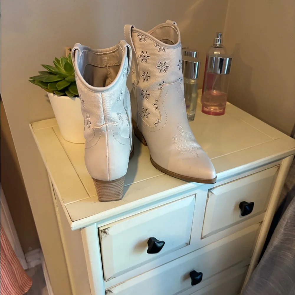 DV by Dolce Vita Cream Floral Ankle Booties - Picture 2 of 6